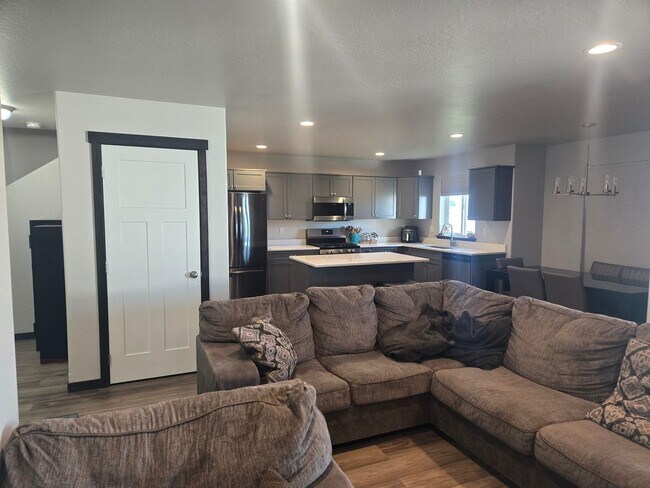 Foto del edificio - Modern 3-Bedroom Home in Pradera – Post Fa...