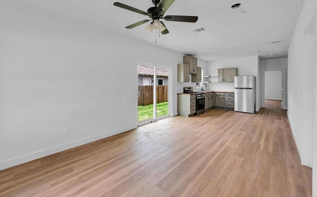 Building Photo - Well-maintained 4BD/2BA - Available in May!