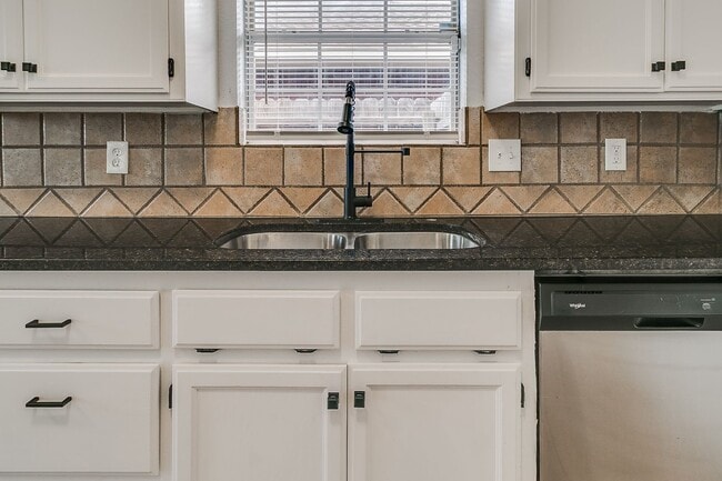 Great Freshly updated 3 bed 2 bath! - Great Freshly updated 3 bed 2 bath! House