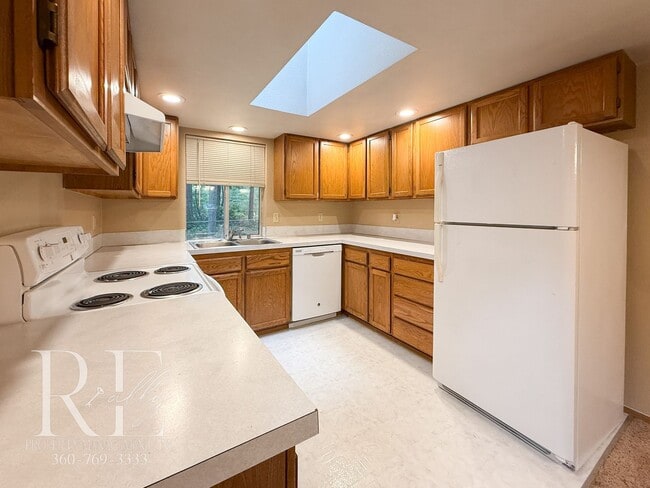 Foto del edificio - Vaulted Ceilings, Skylights & a True Primary Suite in This Gig Harbor Duplex