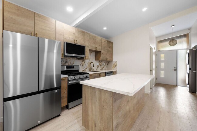 Foto del edificio - Beautiful 5BD/2BA on Baja!! Great backyard space with turf & fire pit!!