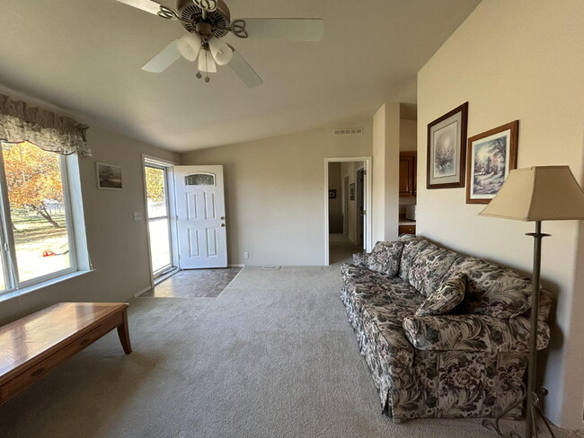 Building Photo - Willow Creek Country Living 3 Bed | 2 Bath...