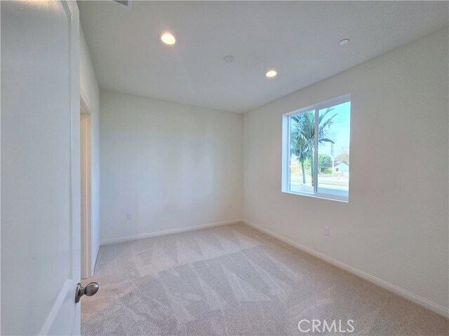 Building Photo - 2420 E Lincoln Ave