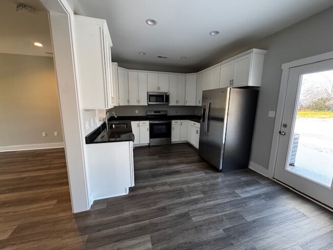 Foto del edificio - New Construction Townhomes in Evington-Cam...