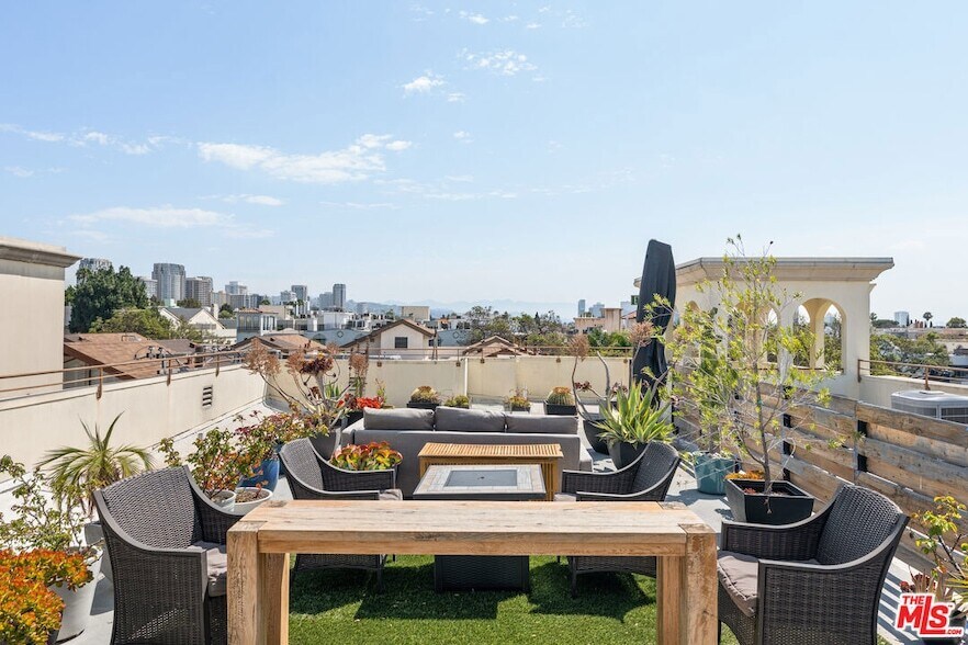 Foto principal - 1540 S Bentley Ave