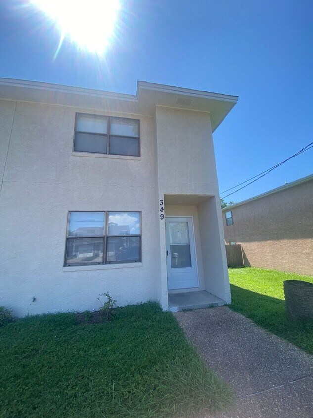 Primary Photo - Great Townhome in The Cove! *1/2 OFF Secur...