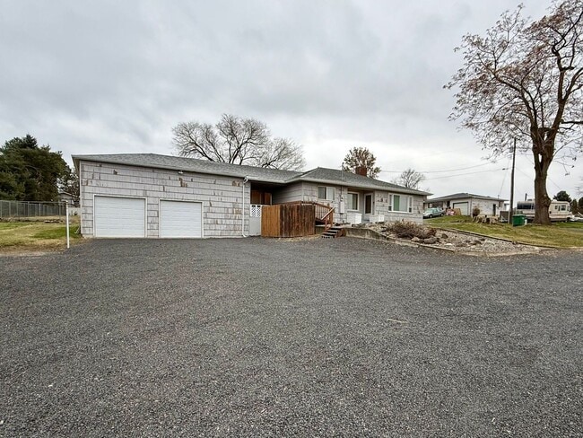 Building Photo - Orchards Home with a View