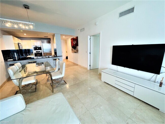 Foto del edificio - 1 br, 1.5 bath Condo - 17121 Collins Ave A...