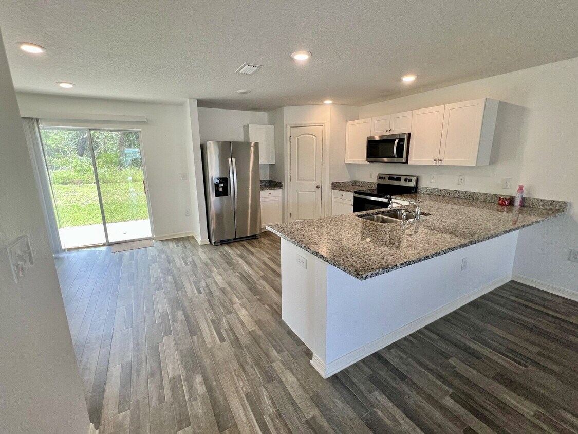 Foto principal - 166 Maple Dr