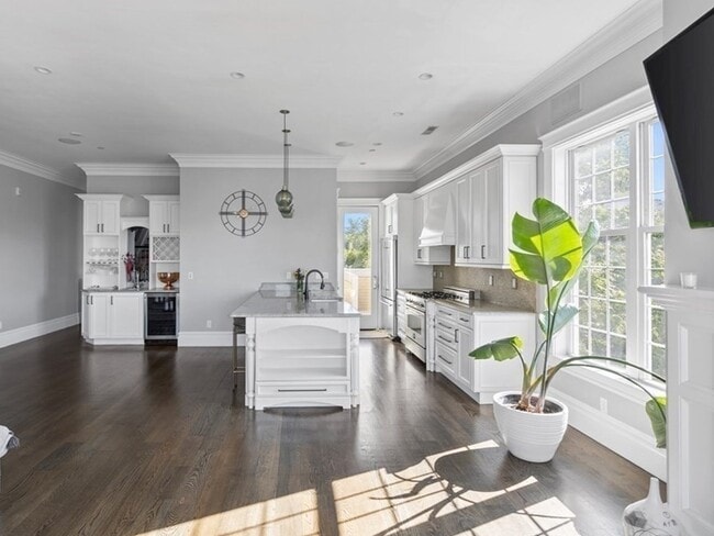 Building Photo - 322 W 4th St