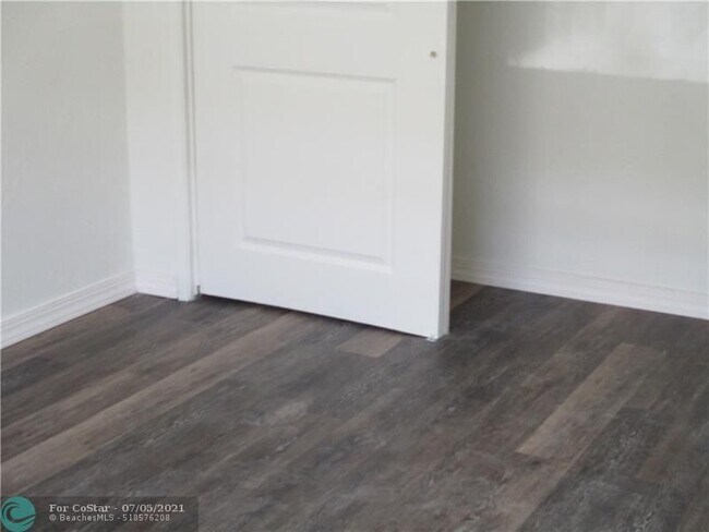 Foto del edificio - 2401 NE 10th St