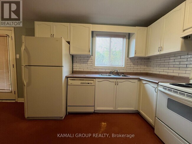 Building Photo - 73 Silver Maple Crescent