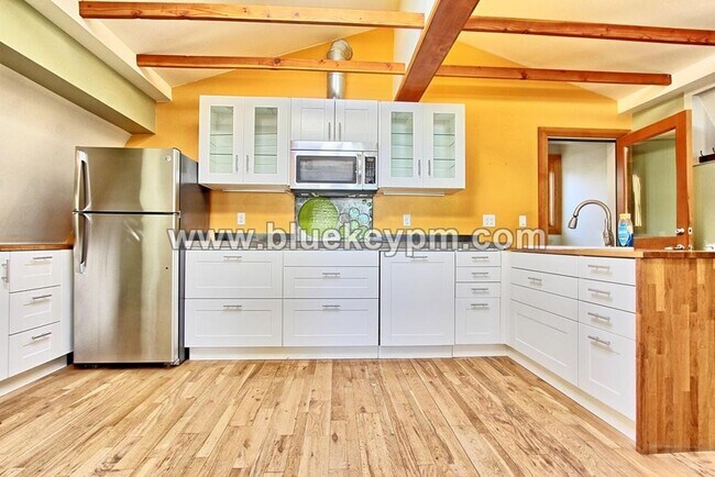 Foto del edificio - Studio With Huge Bonus Room Available Octo...