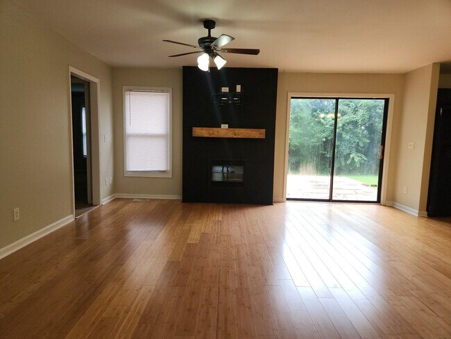 Building Photo - Updated 3 Bed / 2 Bath Ranch – Minutes to ...