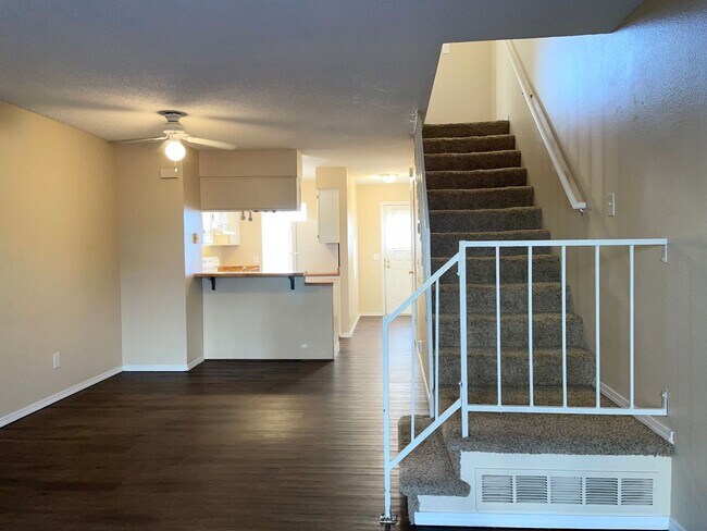 Foto del edificio - 2 BEDROOM TOWNHOME IN A PRIME LOCATION!!
