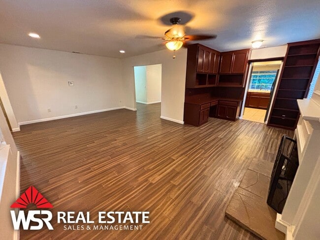 Foto del edificio - Spacious 5 Bedroom Home Near Victoria Ave with Easy Freeway Access