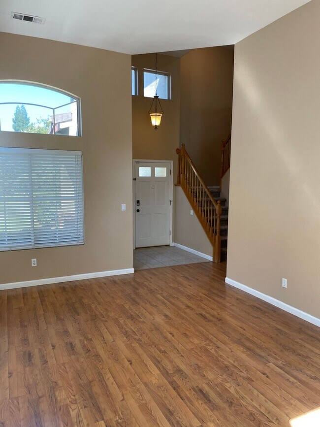 Foto del edificio - Beautiful Rocklin 4 Bedroom Home with 3 Ca...
