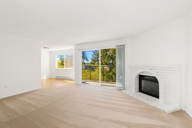 Building Photo - 2 Bed, 1 Bath Condo with Easy Access to I-405
