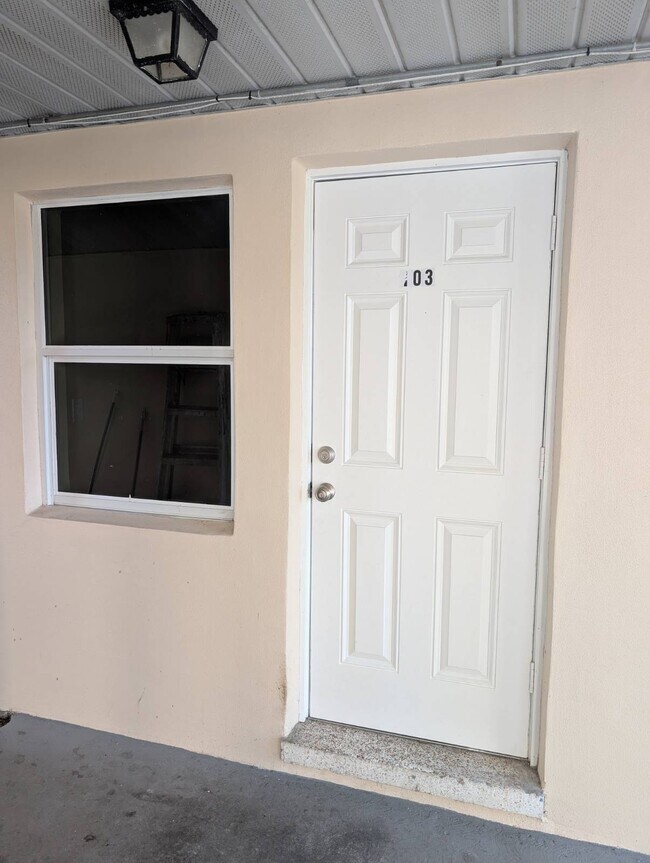 Foto del edificio - 815 NW River Shores Blvd