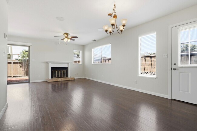 Foto del edificio - Great 3 Bedroom Townhome with Garage!