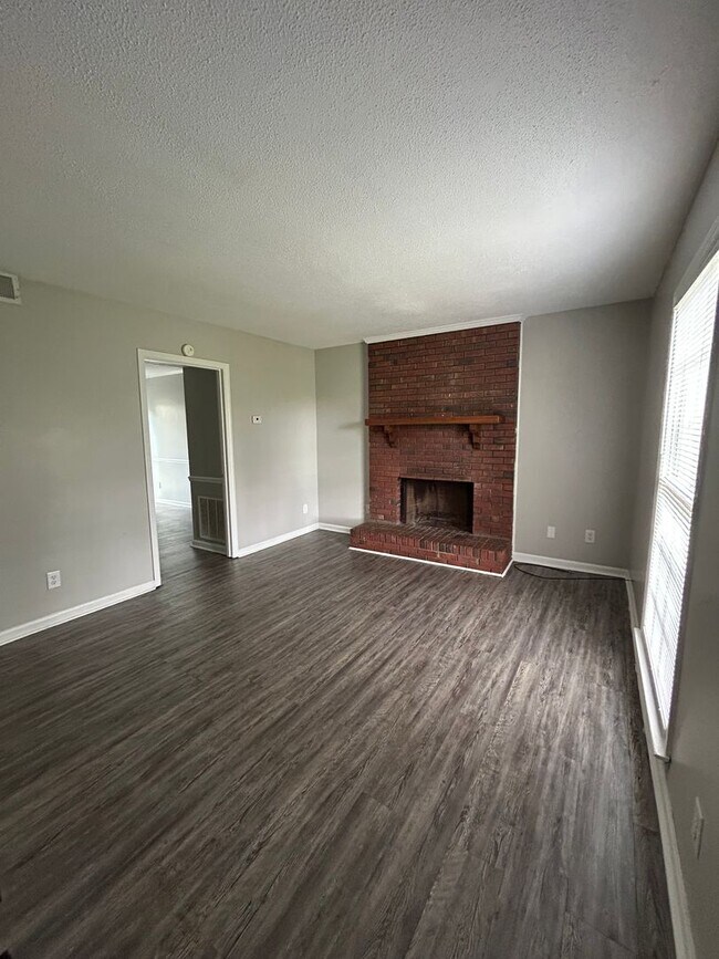 Building Photo - Great townhouse available!!!!!