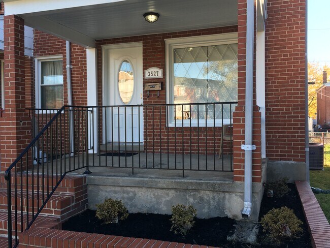 Photo - $1895 / 3br - 1536ft2 - RECENTLY RENOVATED... Townhome