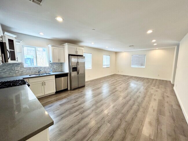Building Photo - 5626 Willowcrest Ave