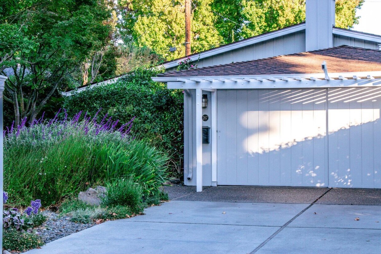 Primary Photo - 267 Oakhurst Pl