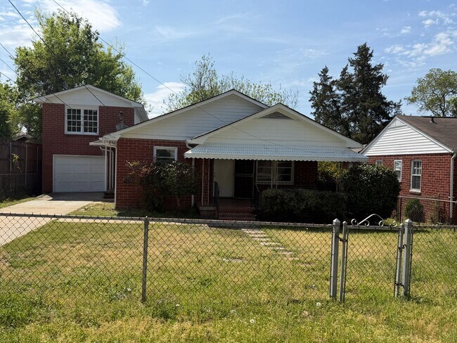 Foto del edificio - Large Home in Great Area