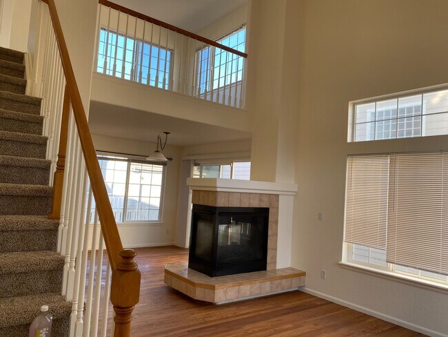 Building Photo - Beautiful 3 Bedroom Broomfield Home for Re...