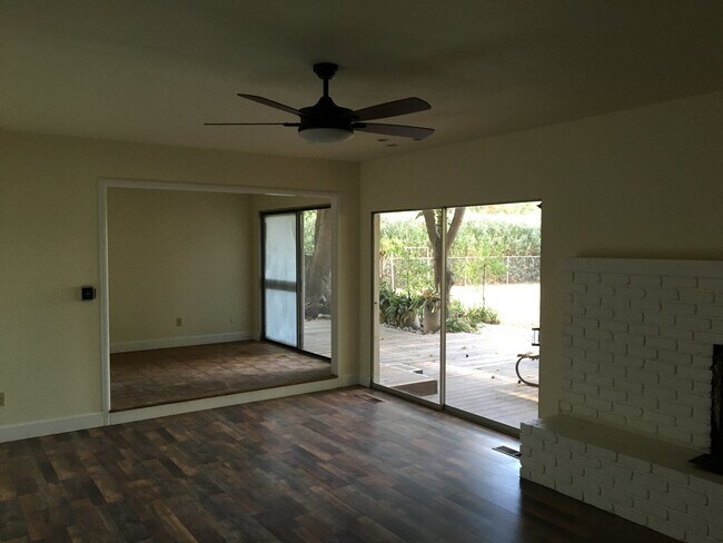 Building Photo - 3 bedroom 2 1/2 bath 2000 sq ft home locat...