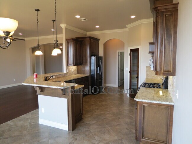 Building Photo - Stunning 3 Bed/2 Bath with office with bea...