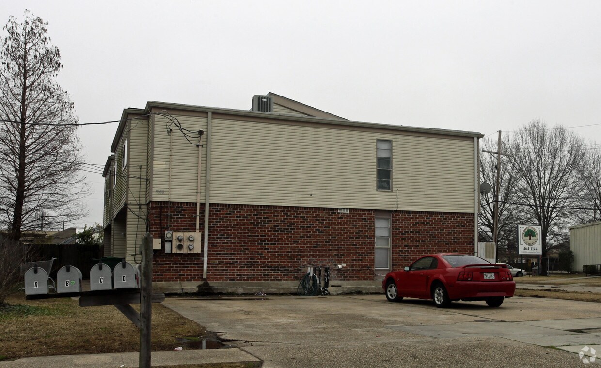 Building Photo - 3600 Delaware Ave