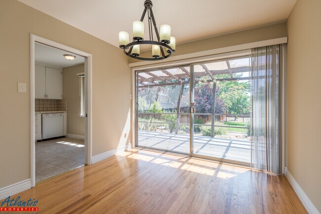 Building Photo - 15854 Poppy Ln