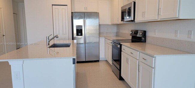 Building Photo - 857 SE grovebush Ln