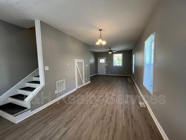 Building Photo - 731 N Arnolda Ave