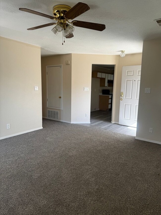 Building Photo - 3 bedroom home Northern Meadows