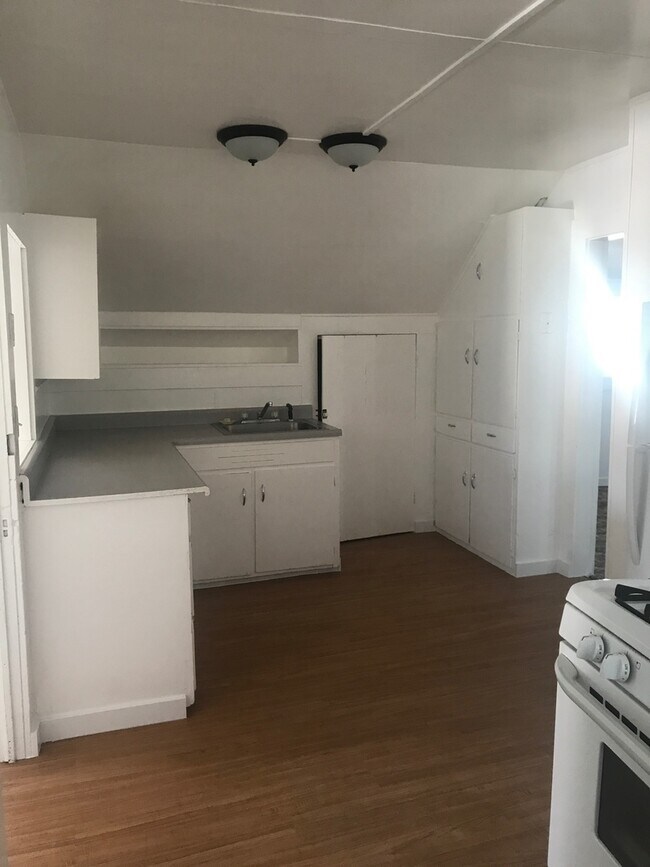 Foto del edificio - 1 Bedroom, 1 Bathroom Upstairs Apartment -...