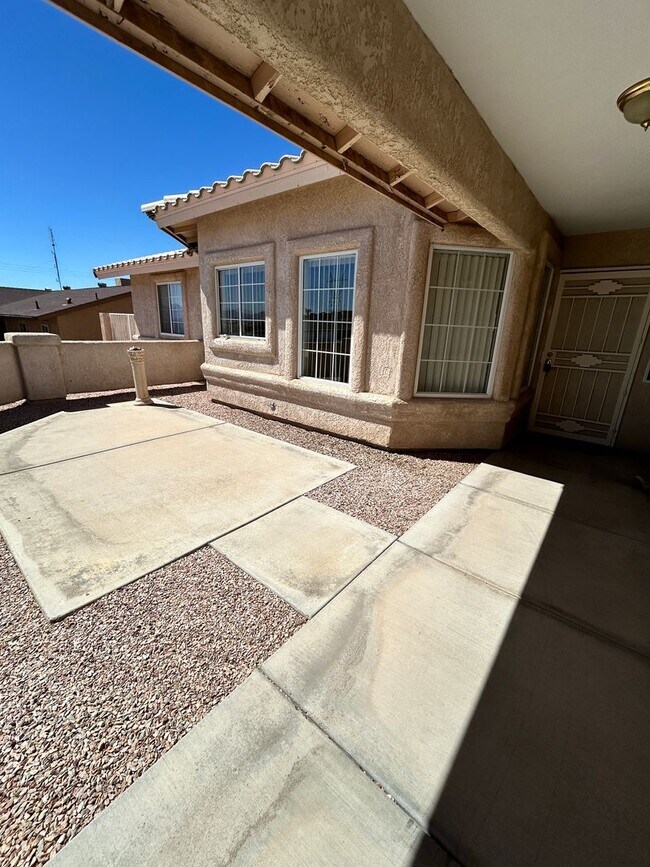 Building Photo - Unfurnished Home!