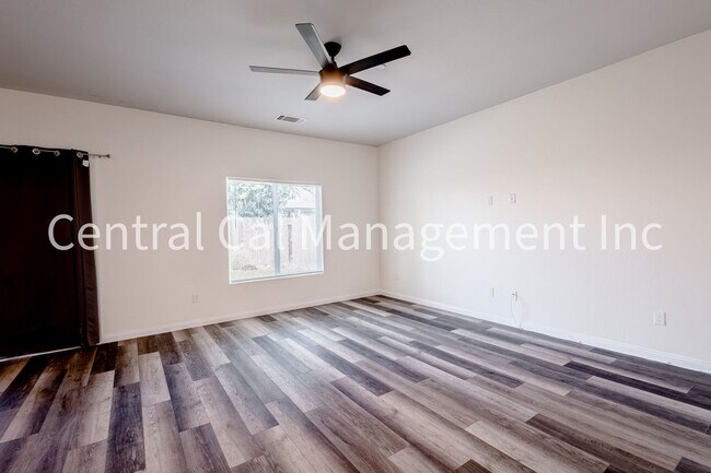 Foto del edificio - 4 Bedroom/2 Bath Home in the Southwest - $2595 Per Month!