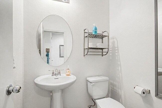 Foto del edificio - BEAUTIFUL PROPERTY IN PROVIDENCE WITH DOWNSTAIRS BEDROOM!