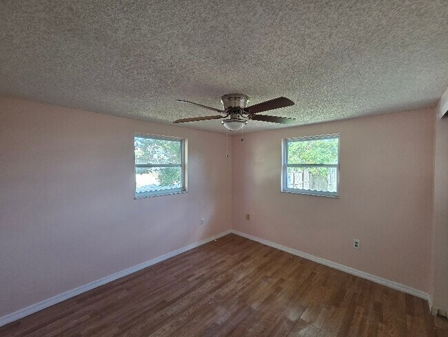 Foto del edificio - 7629 Topay Ln