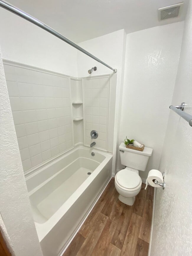 Foto del edificio - Top Floor Large, Bright & Spacious Two Bedroom Condo W/ Parking & Laundry!