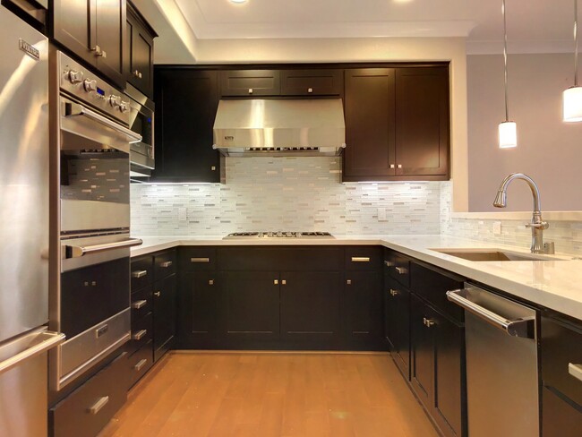 Building Photo - Beautiful 3 Bed, 2 Bath Bi-Level Condo @ S...