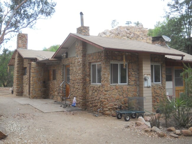 Casa de piedra en un entorno rural - 25910 El Toro Rd