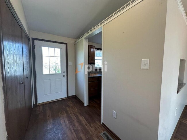 Building Photo - 404 Saginaw Dr
