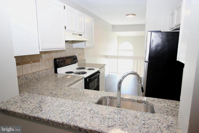 Building Photo - 6010 Beacon Hill Dr