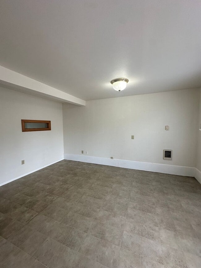 Building Photo - Cherry Ave Duplex