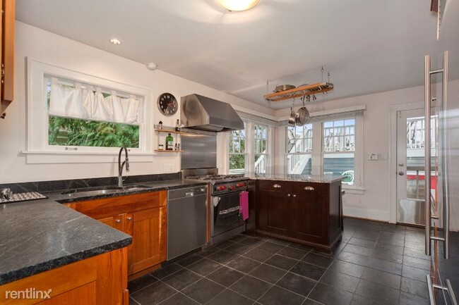 Foto del edificio - 4 br, 2.5 bath House - 2147 E Hamlin St