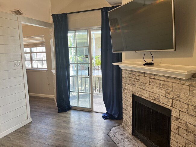 Foto del edificio - 3033 San Jacinto St